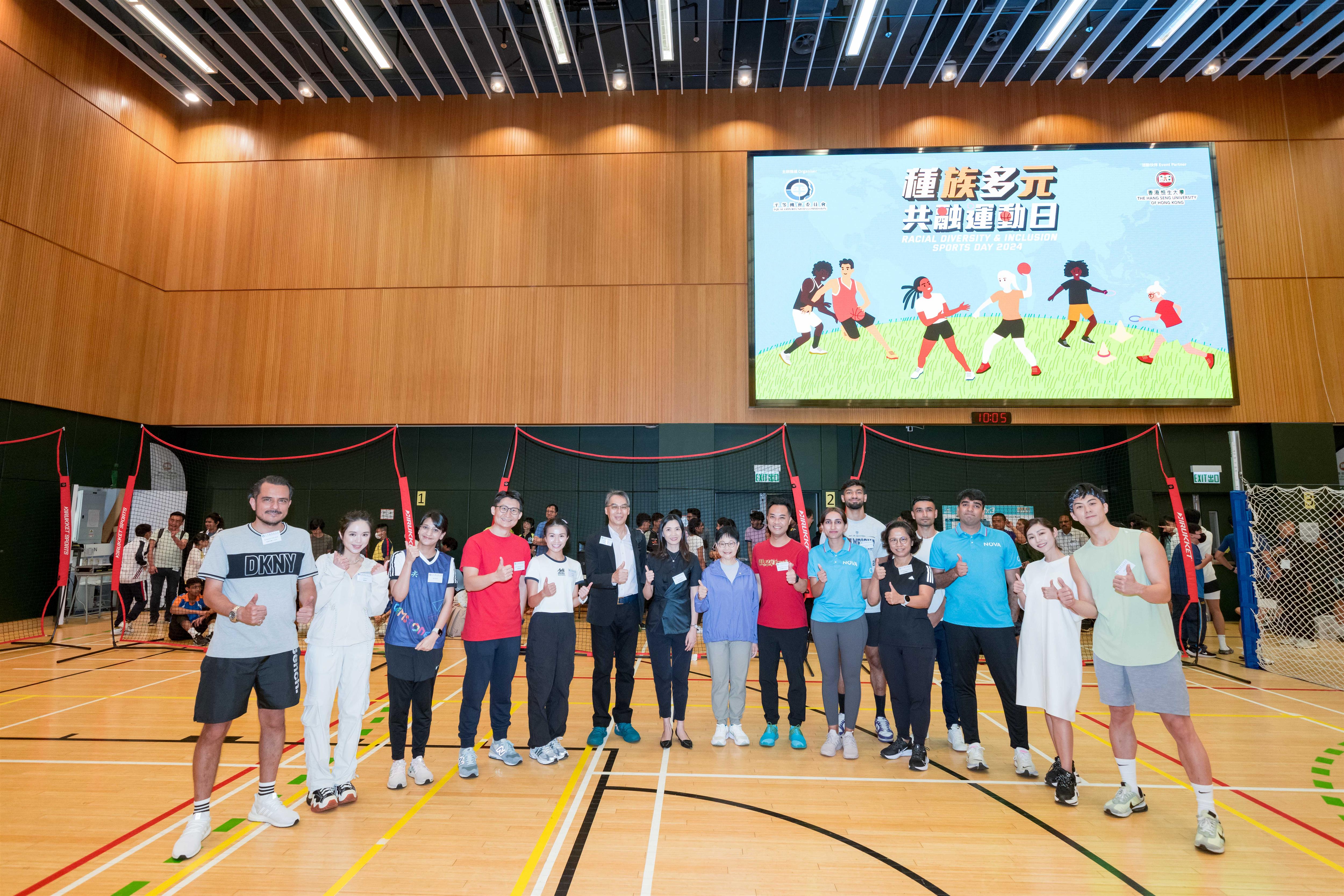 Ms Linda Lam Mei-sau, SBS, Chairperson of the EOC (eighth from left), Professor Fu Ho Ying, Jeanne, Vice President of The Hang Seng University of Hong Kong (Learning and Student Experience) (seventh from left) in a group photo with invitational tournament guests.